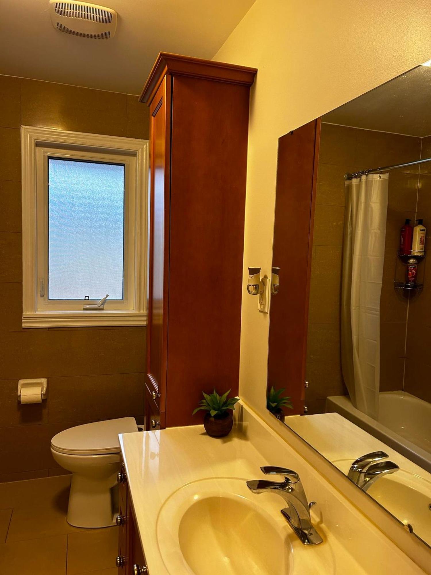 Peaceful Cosy Room With Garden View, Private Parking Toronto Ngoại thất bức ảnh