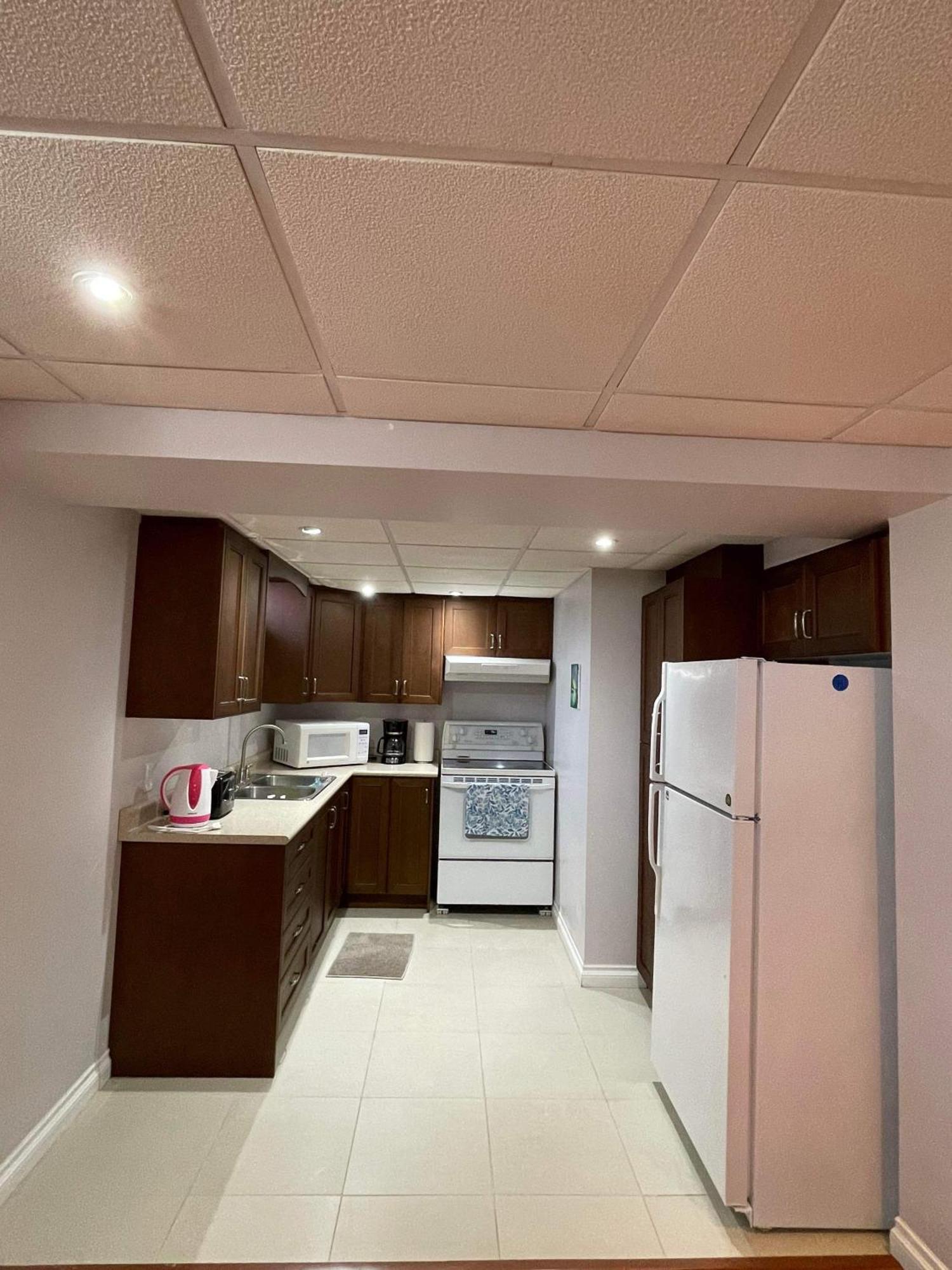 Peaceful Cosy Room With Garden View, Private Parking Toronto Ngoại thất bức ảnh